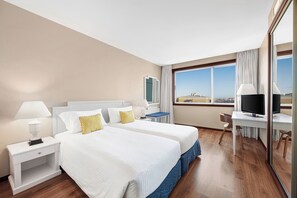 低刺激性寝具、ミニバー、セーフティボックス (室内)、デスク