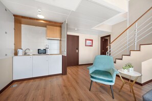 Kühlschrank, Mikrowelle, Herdplatte, Wasserkocher