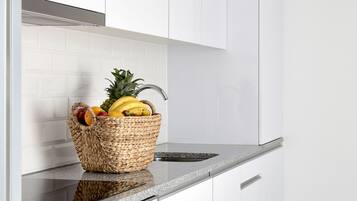 Stovetop, cookware/dishes/utensils
