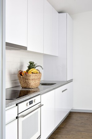 Stovetop, cookware/dishes/utensils