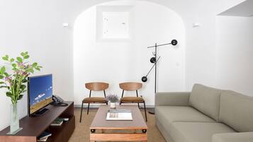 Charming Apartment | Area keluarga | TV layar datar