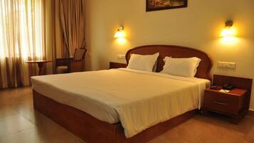 Deluxe Room | Premium bedding, in-room safe, desk, soundproofing