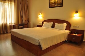 Deluxe Room | Premium bedding, in-room safe, desk, soundproofing - Sadhoo Inn (Kannur)