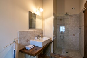 Dusche, Haartrockner, Bidet, Handtücher