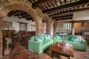 Fernseher, Kamin, Tischfußball