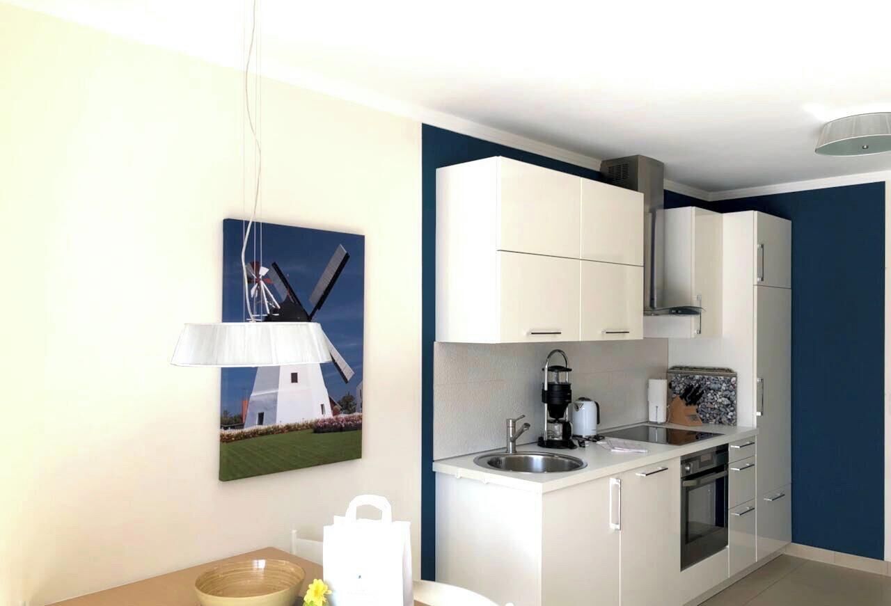 Wasserkocher mit Kaffee-/Teezubehör, Kühlschrank, Ofen, Herdplatte