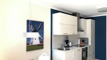Wasserkocher mit Kaffee-/Teezubehör, Kühlschrank, Ofen, Herdplatte