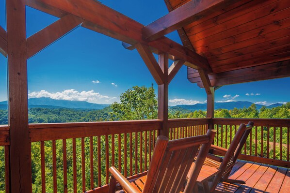Property grounds - Dream Weaver: Spectacular VIEWS! Resort Pool, Premier+, Game Room, close to Attractions! (Sevierville)