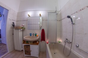 Combined shower/tub, hair dryer, towels, soap - Beauty Apart Right In The Center (Prague)