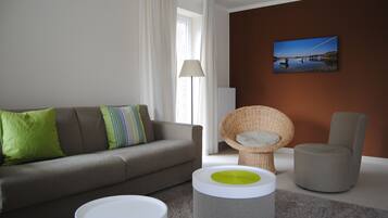 Fernseher, DVD-Player, Musikbibliothek, Stereoanlage