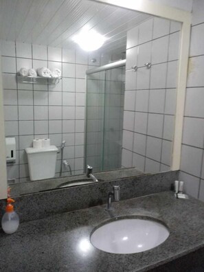Quarto casal ou duplo básico | Pia do banheiro