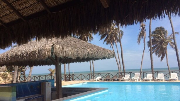 Quầy bar bên hồ bơi