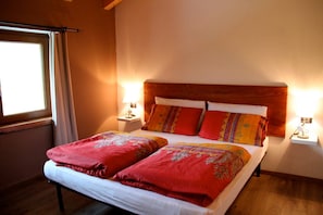Habitación cuádruple familiar | Ropa de cama de alta calidad, edredón, muebles diferentes y wifi gratis 