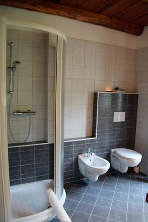 Shower, rainfall showerhead, hair dryer, bidet - B&B Il Mortirolo (Mazzo di Valtellina)