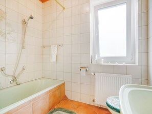 Combined shower/tub