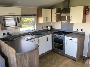 Fridge, microwave, oven, stovetop - Haven Holiday Caravan with Decking, Prestige Rated (Burnham-on-Sea)