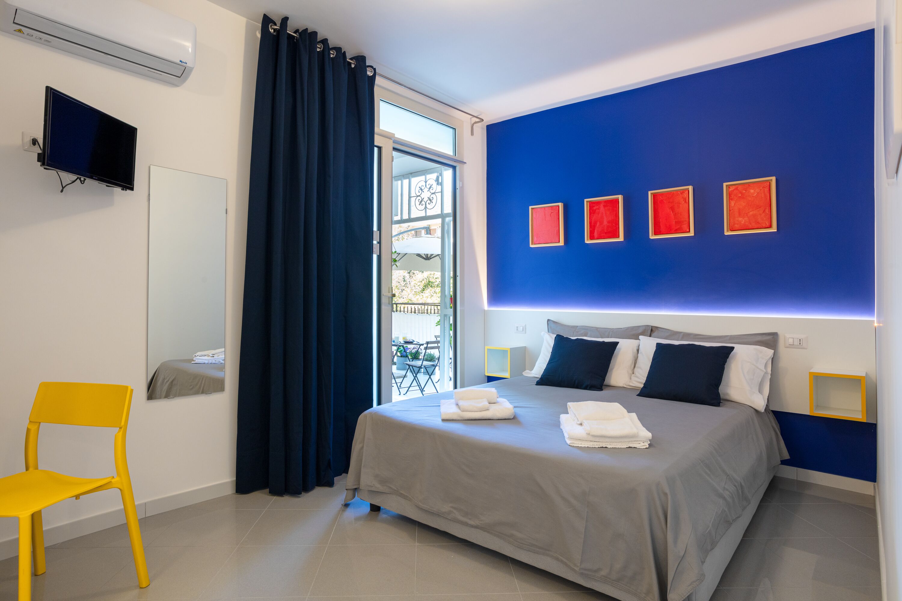 Camera, balcone, vista montagna (Room 01) | Una cassaforte in camera, con stile personalizzato