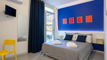 Camera, balcone, vista montagna (Room 01) | Una cassaforte in camera, con stile personalizzato