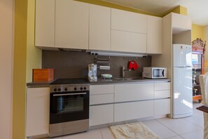 Kühlschrank, Mikrowelle, Ofen, Wasserkocher mit Kaffee-/Teezubehör