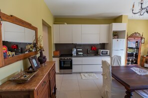 Coffee/tea maker, fridge, microwave, oven - The Pine Flat, Argostoli (Argostoli)