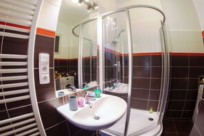 Een douche, handdoeken, zeep, shampoo