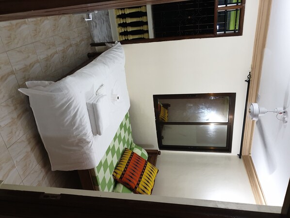 3 habitaciones, tabla de planchar con plancha, wifi y ropa de cama