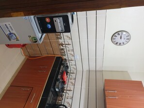 Jääkaappi, mikroaaltouuni, vedenkeitin, leivänpaahdin