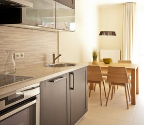 Réfrigérateur, four, plaque de cuisson, lave-vaisselle