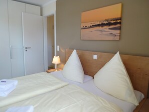 2 chambres, coffres-forts dans les chambres, fer et planche à repasser