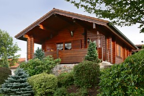 Cottage, 2 Bedrooms, Balcony (Anja) | Iron/ironing board, free WiFi, bed sheets - Paltian Ferienhäuser (Motten)