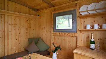 Tenda | Setrika/meja setrika, Wi-Fi gratis, dan seprai linen
