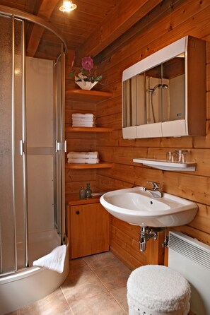 Cottage, 2 Bedrooms, Balcony (Anja) | Bathroom | Shower, towels - Paltian Ferienhäuser (Motten)