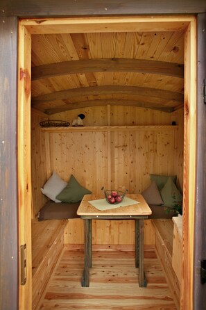 Wooden carriage (Jonas) | Iron/ironing board, free WiFi, bed sheets - Paltian Ferienhäuser (Motten)