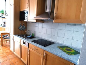 Geladeira, micro-ondas, lava-louças, cafeteira/chaleira