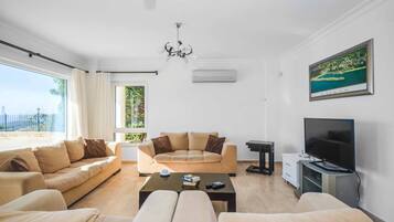 Villa (5 Bedrooms) | Stue