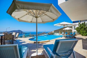 室外泳池、無邊際泳池;躺椅