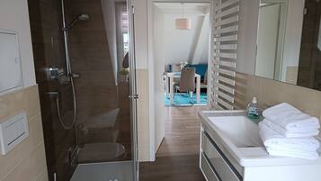 Haartrockner, Handtücher, Seife, Toilettenpapier