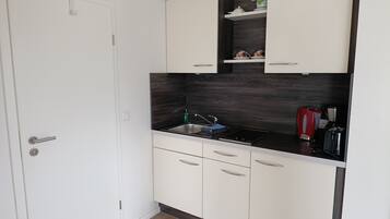 Kühlschrank, Wasserkocher mit Kaffee-/Teezubehör, Wasserkocher, Toaster