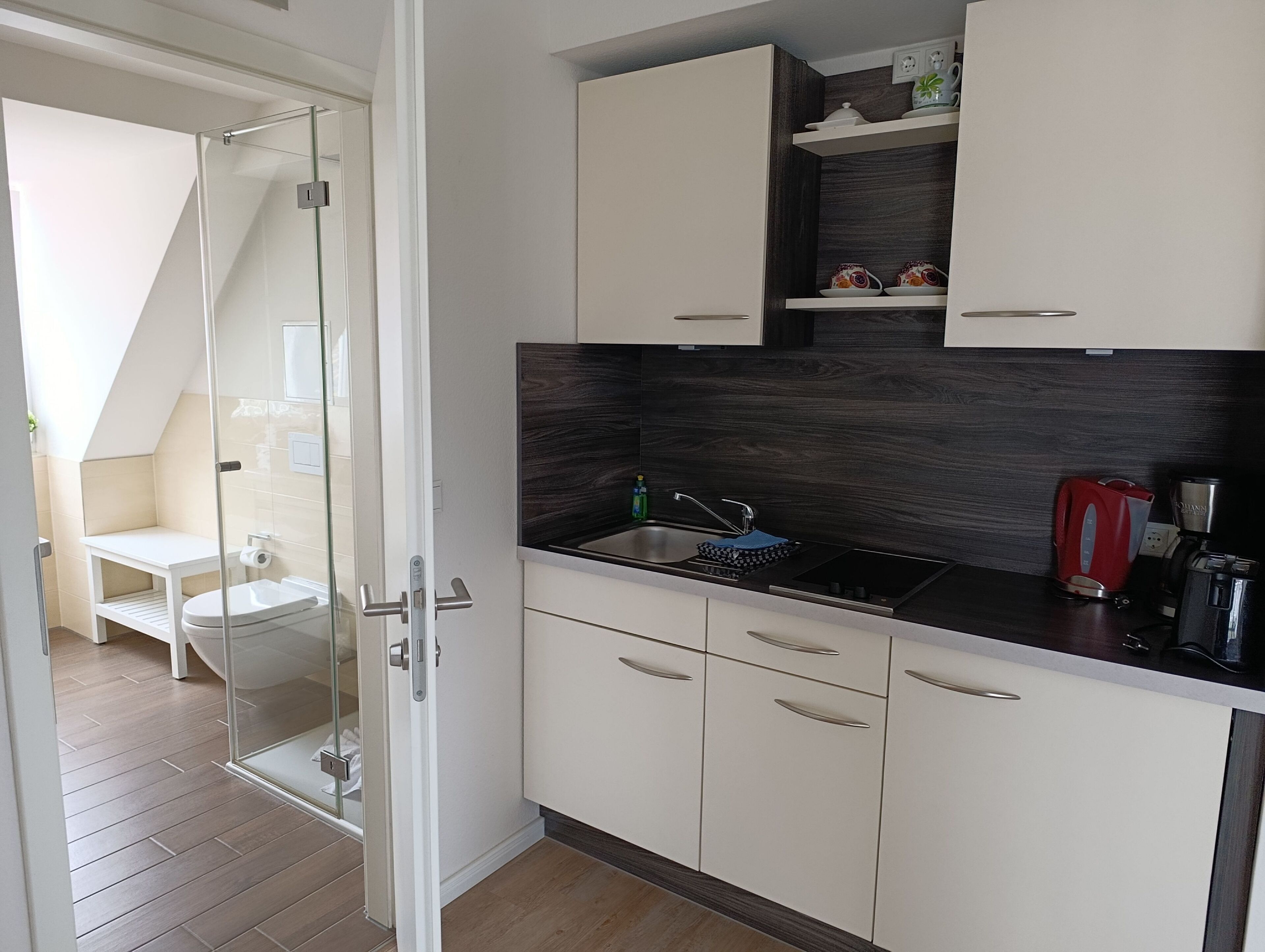 Kühlschrank, Wasserkocher mit Kaffee-/Teezubehör, Wasserkocher, Toaster