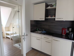 Refrigerador, cafetera y tetera, tetera eléctrica y tostadora 