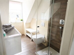 Shower, hair dryer, towels, soap - Apartment Rosenhof 18 - Wh. 18 (Kühlungsborn)