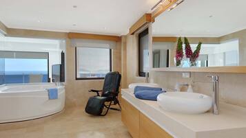 Villa (3 Bedrooms) | Bathroom | Shower, hair dryer, towels