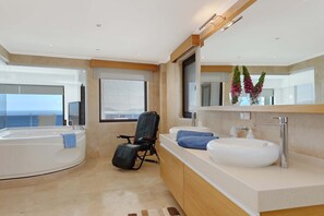 Villa (3 Bedrooms) | Badeværelse | Bruser, hårtørrer, håndklæder