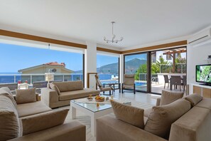 Villa (3 Bedrooms) | Stue | Spillekonsol