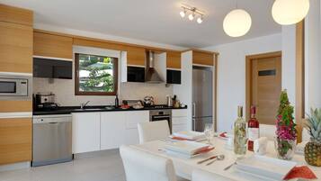Villa (3 Bedrooms) | Eigene Küche | Ofen, Herdplatte, Geschirrspüler, Esstisch