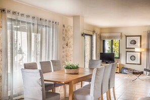 Villa (4 Bedrooms) | Essbereich im Zimmer