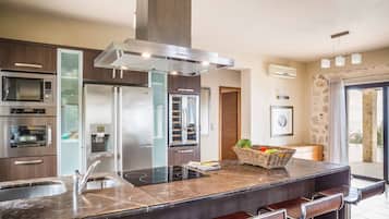 Biệt thự (4 Bedrooms) | Bếp riêng | Tủ lạnh, lò vi sóng, lò nướng, bếp nấu