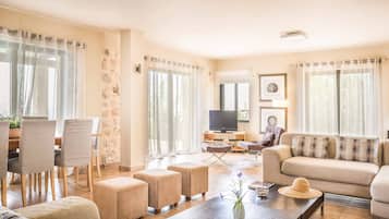 Biệt thự (4 Bedrooms) | Phòng khách | TV màn hình phẳng, đầu đĩa DVD