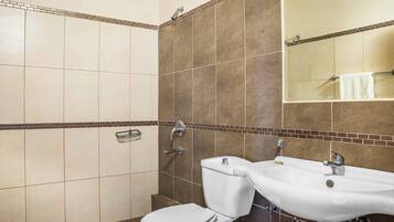 Biệt thự (4 Bedrooms) | Phòng tắm | Buồng tắm vòi sen, khăn tắm