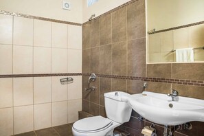 Vila (4 Bedrooms) | Kamar mandi | Shower dan handuk